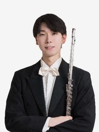 タキシードを着てフルートを抱えた若い男性のポートレート