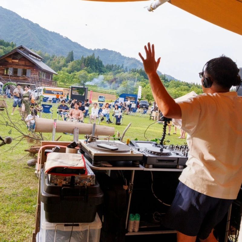 DJが音楽をかけている野外イベントの様子