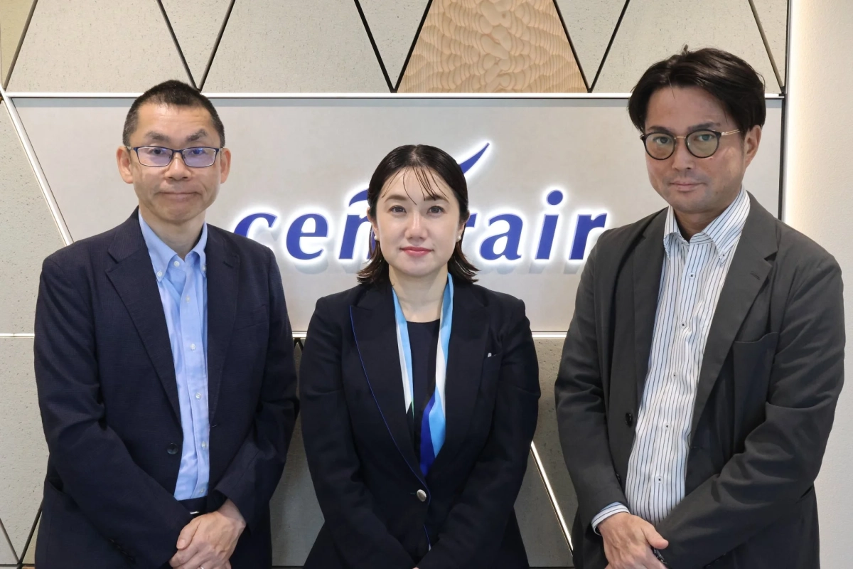 「centrair」のロゴを背景に、2人の男性と1人の女性のビジネスパーソンが並んで立っている集合写真