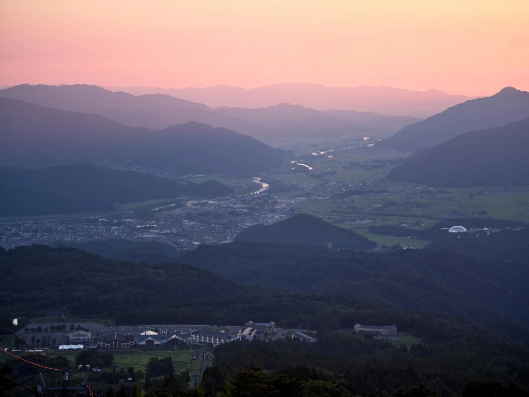夕暮れの山と街並み