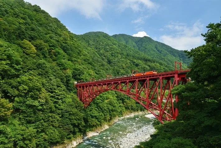 赤い橋と列車