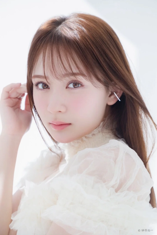 白いフリルの衣装をまとった畑芽育さんのポートレート