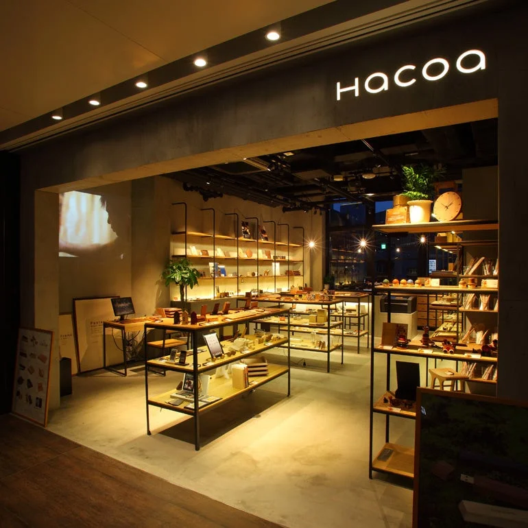 Hacoaのモダンで温かい照明の店内
