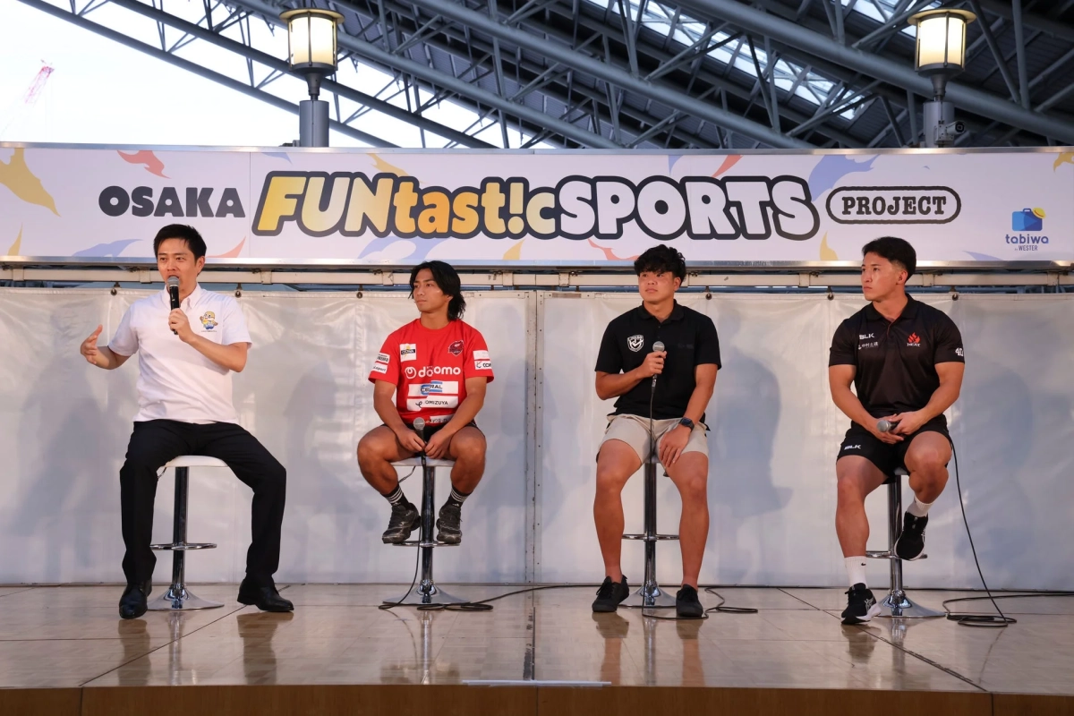 屋外ステージでのトークショーの様子