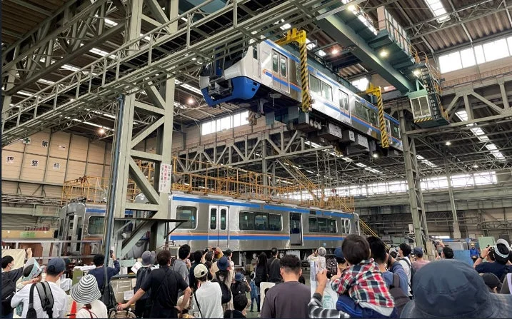 鉄道車両を吊り上げるクレーン