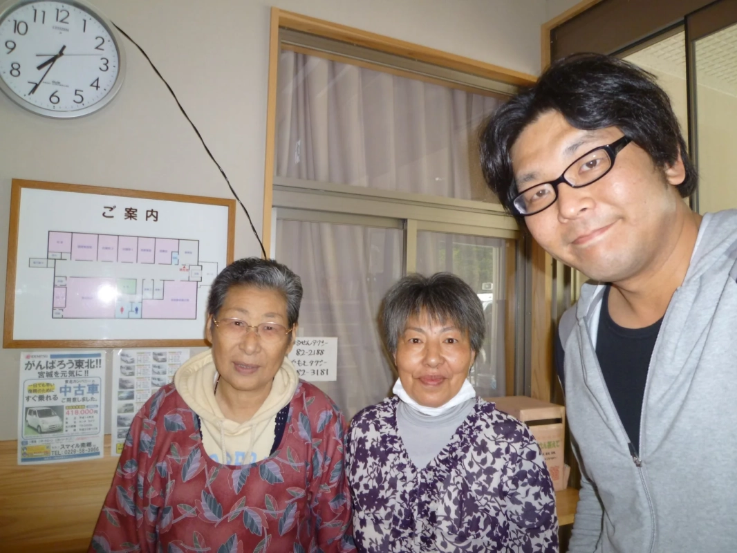 東北復興のポスターと人々
