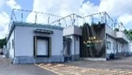 ネットが屋根に設置された低層の建物が写っています。