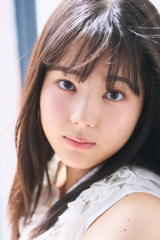 白いフリルのトップスを着用した清島千楓さんのポートレート