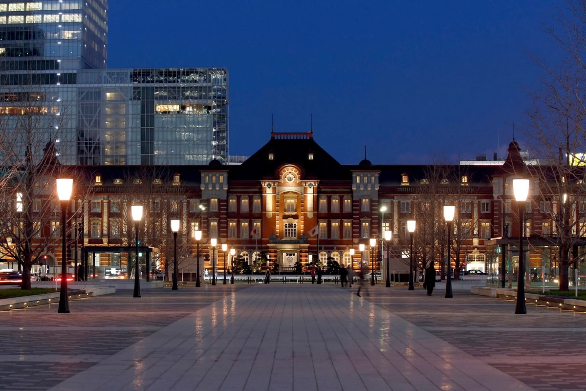 夕暮れ時の東京駅丸の内駅舎が美しくライトアップされています