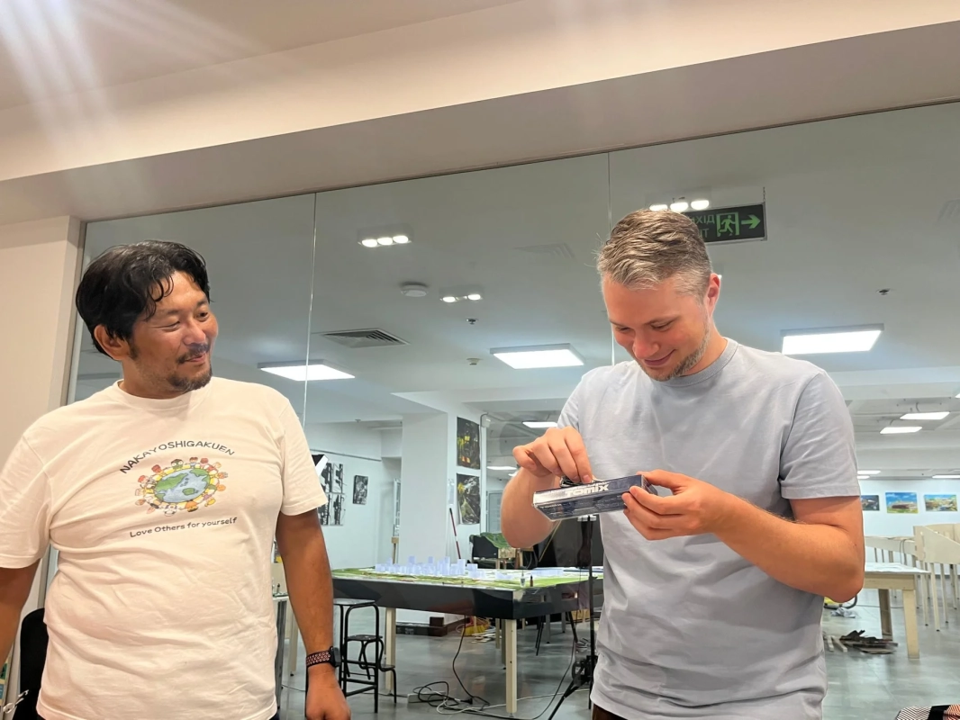 TOMIXの箱と男性二人