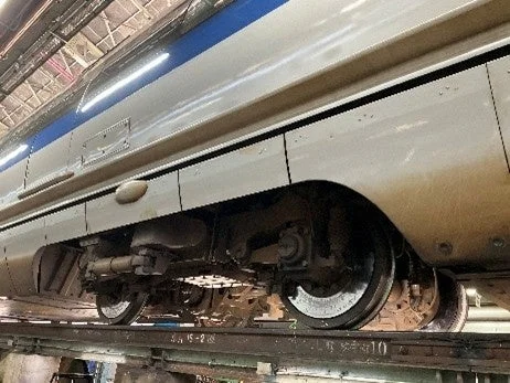 新幹線台車のメンテナンス風景