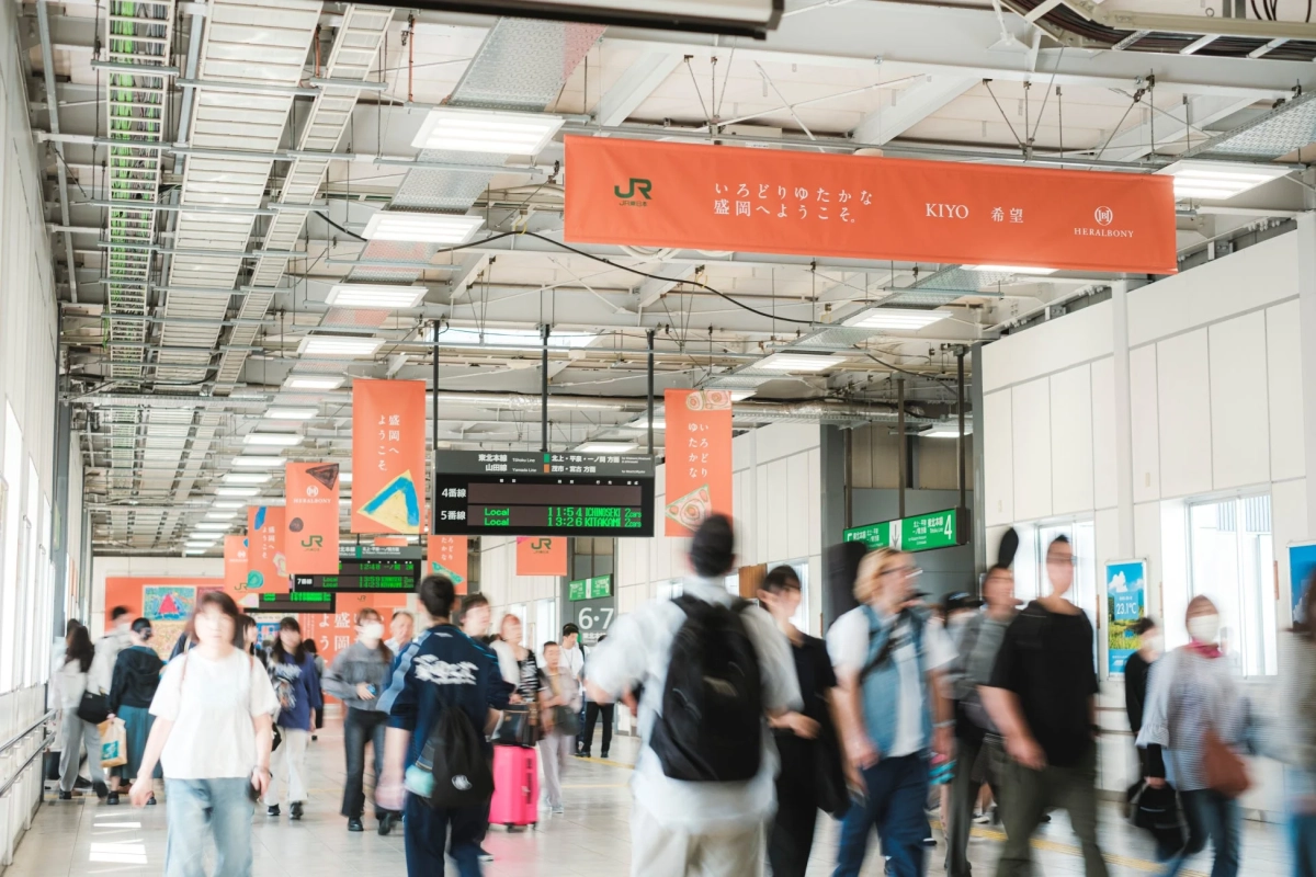 アートバナーが設置されたJR盛岡駅コンコース