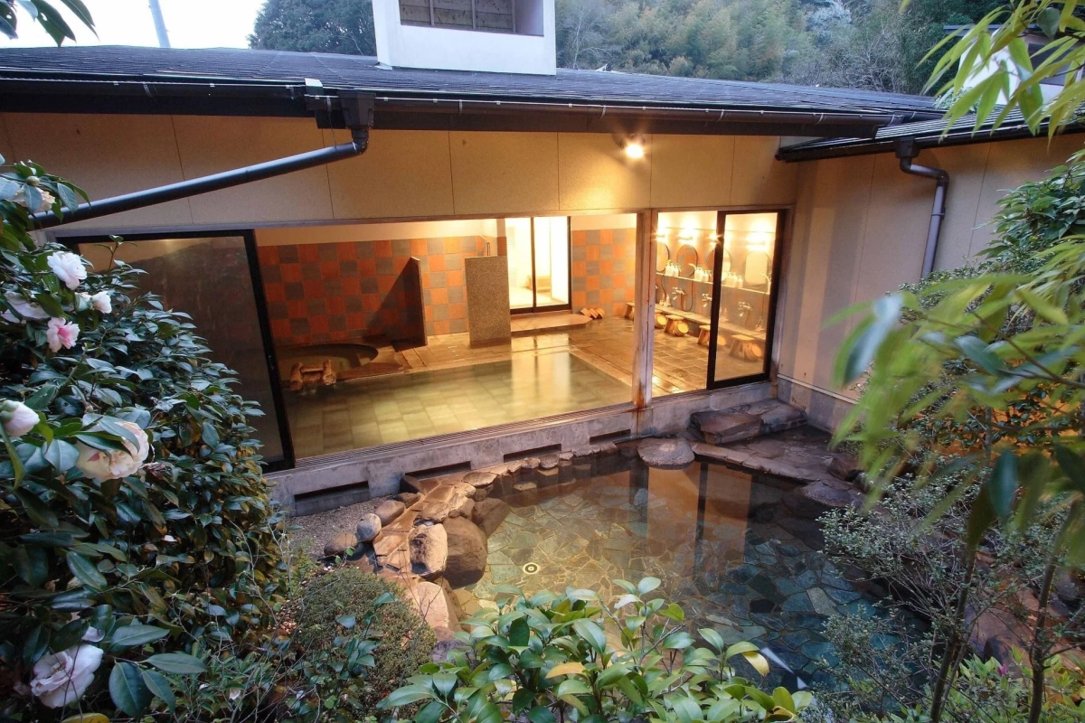 石花海別邸かぎやの露天風呂と和風庭園