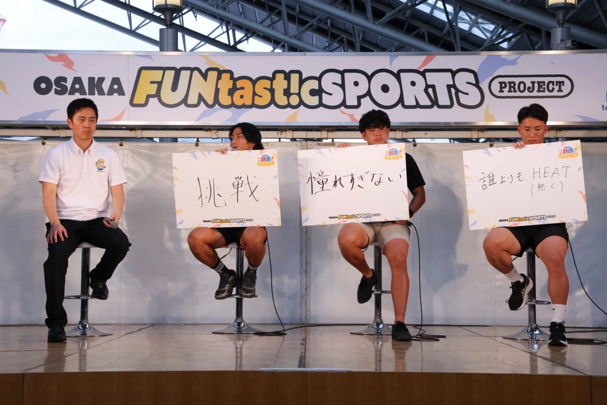 イベントステージで意気込みを発表する選手たち
