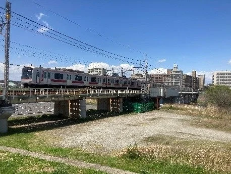 電車が高架橋を走る様子
