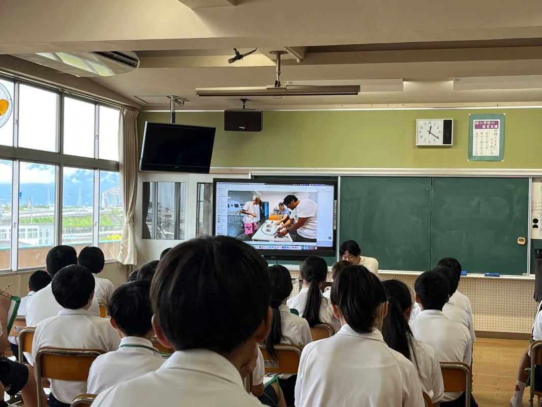 小学校の教室とモニター
