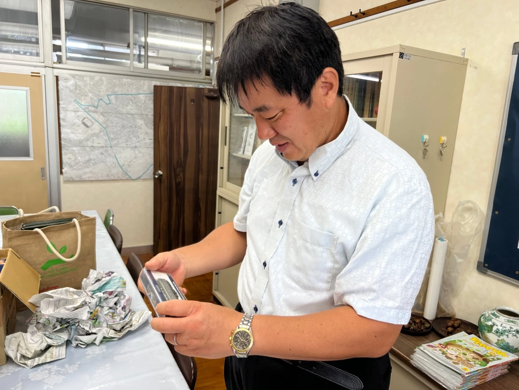 津久井校長らしき男性