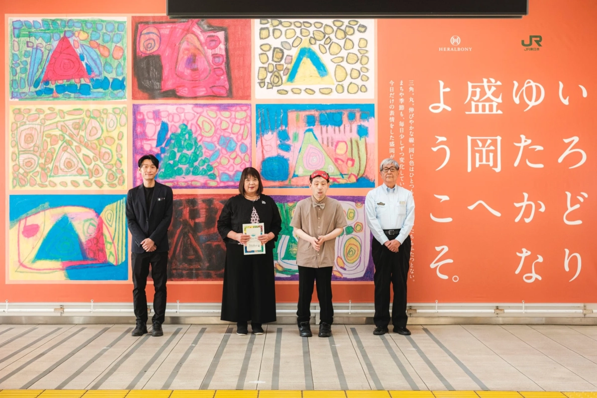 除幕式で披露されたアートバナーと関係者