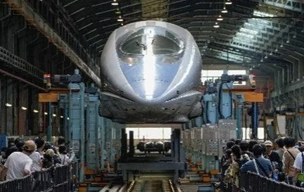 クレーンで吊り上げられる新幹線車両