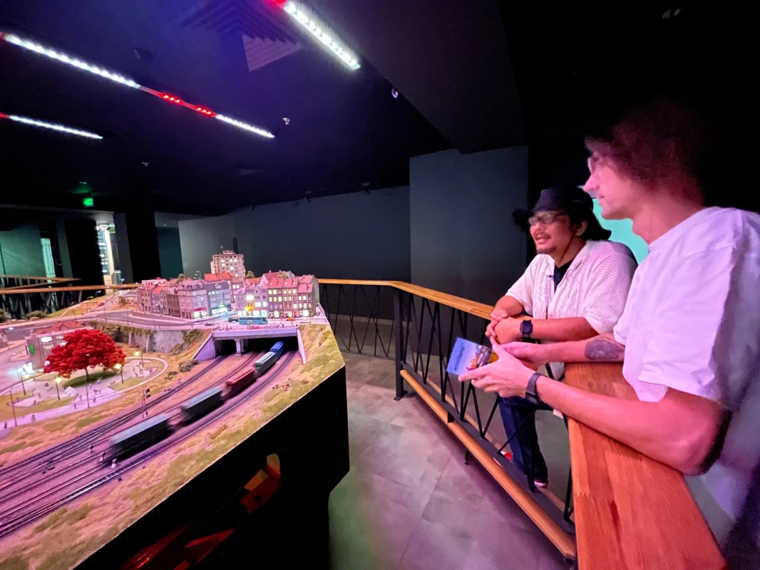 MINILAND.UAでジオラマを見る男性たち