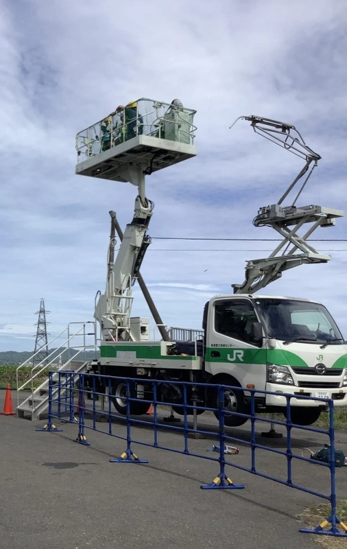 JR新幹線電力技術センターの車両が高所作業を行っている様子です。