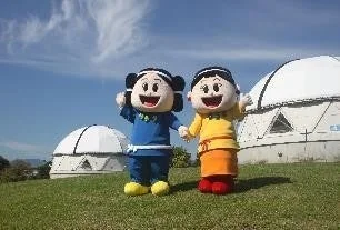 マスコットキャラクターとドーム型の建物