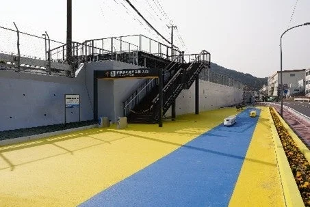 地下通路入口とミニチュア電車