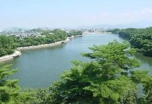 湖畔の風景と街並み